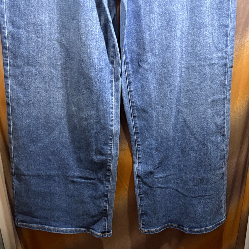Well Worn Women's Wide-Leg Jeans in Blue. D2 - Picture 2 of 6